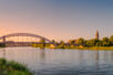 Panoramablick über bunten Sonnenuntergang vor Dom, neue Sternenbrücke, alte Brücke und Stadtbeobachtung Riesenrad in Magdeburg