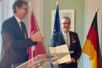 Michael Flügger, Botschafter der Bundesrepublik Deutschland in der Schweiz, verlieh Ralf Bopp, Direktor Handelskammer Deutschland-Schweiz, das Verdienstkreuz am Bande