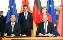 Robin Zeng, CEO von CATL unterzeichnet die gemeinsame Projektvereinbarung mit dem Bundesland Thüringen