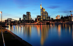 Frankfurter Skyline bei Dämmerung