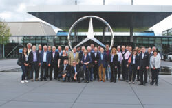 Die Teilnehmenden des Sondertischkreises bei Mercedes-Benz in Sindelfingen