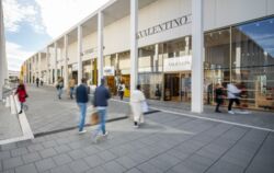 Der Johannes Vogt Hugo Boss Platz in der Outletcity Metzingen