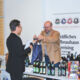 Hans-Carl Späth vom Gräflichen Brauhaus Freising GmbH über- reicht einige Kostproben mit den neusten Produkten des Brauhauses.