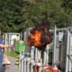 Markus Epple entzündet einen mit Acetylen gefüllten Ballon