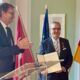 Michael Flügger, Botschafter der Bundesrepublik Deutschland in der Schweiz, verlieh Ralf Bopp, Direktor Handelskammer Deutschland-Schweiz, das Verdienstkreuz am Bande
