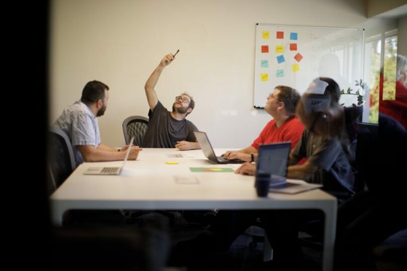 auticon-IT-Berater arbeiten mit Coaches von auticon bei Kunden  auticon-IT-Berater arbeiten mit Coaches von auticon bei Kunden