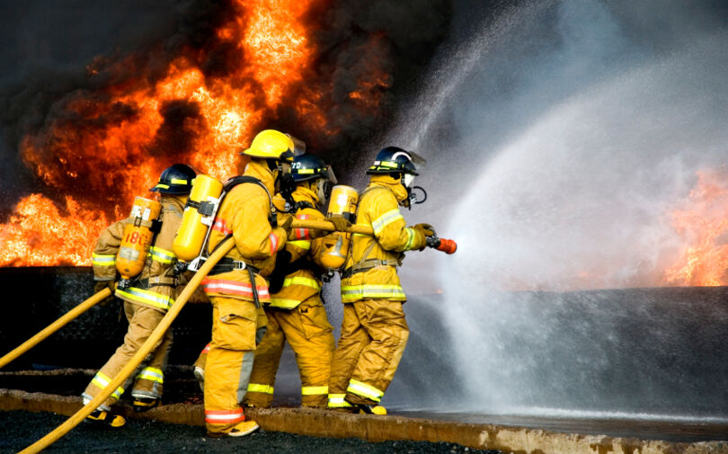 Feuerwehrmänner beim Löschen Feuerwehrmänner beim Löschen