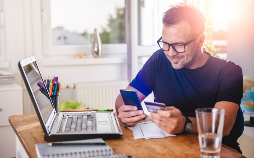 Mann tätigt Zahlung online Mann tätigt Zahlung online