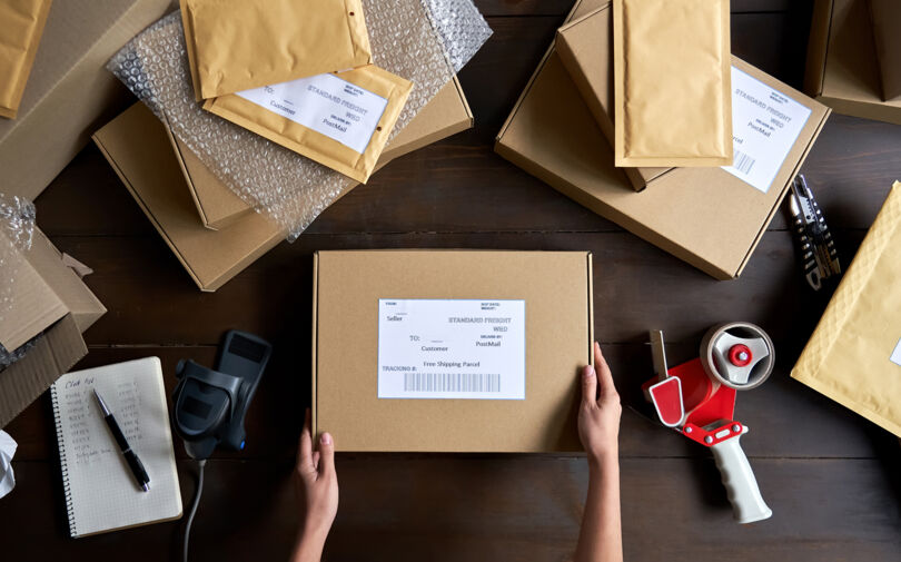 Schweizer Exporteure sollten sich frühzeitig erkundigen, ob und in welcher Höhe der Post- bzw. Kurierdienst eine Servicepauschale verrechnet